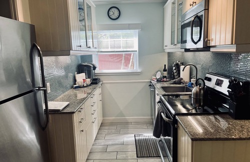 Historic Old Northeast Apartment | OLD NE 1BEDROOM DELUXE SUITE FAVORITE for 11 years. Walk to Beach, Parks, Lakes.