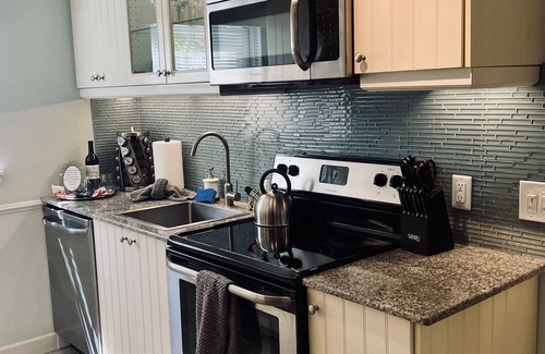 Historic Old Northeast Apartment | OLD NE 1BEDROOM DELUXE SUITE FAVORITE for 11 years. Walk to Beach, Parks, Lakes.