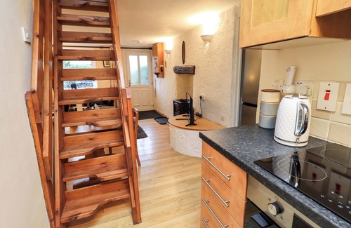 Kirkby-in-Furness Cottage | OLD PEAT COTTAGE, pet friendly, with a garden in Grizebeck