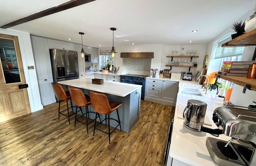 Middlemarsh Cottage | OLD POST OFFICE, pet friendly, with hot tub in Sherborne