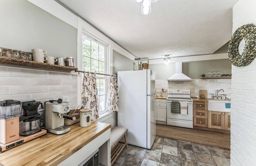 Niles House | Old School Charm Sleeps 6