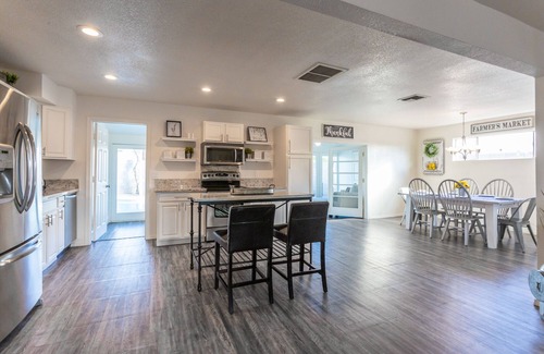 New Papago Parkway House | Old Town! - Sleeps 16, w/9 beds! + Pool + Firepit + BBQ +Putting Green