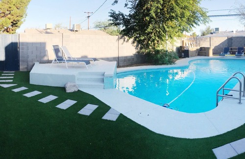 New Papago Parkway House | Old Town! - Sleeps 16, w/9 beds! + Pool + Firepit + BBQ +Putting Green