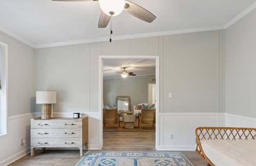 Old Village House | OLD VILLAGE/SHEM CREEK NEIGHBORHOOD 5 MINUTES TO DOWNTOWN CHARLESTON AND BEACH