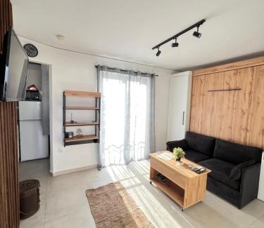 Kallithea Apartment | Olympus! Athens! Studio in the Sky! 20' walk to the Acropolis