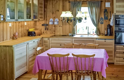Kragero House | On a hill welcomes you this cozy cottage with a short way to the sea.