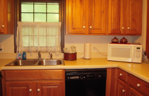 Gatlinburg - Pigeon Forge Cottage | On a year-round creek with FREE High-Speed Wi-Fi! HOT TUB & Arcade game, 4 TVs