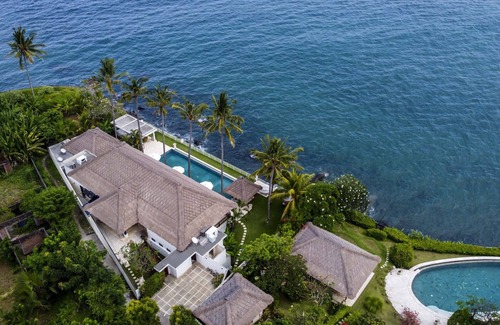 Candi Dasa Villa | On holiday in a contemporary villa feet in water at home.