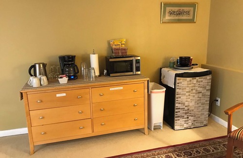 Falls Church Apartment | On Metro. Minutes from DC! Huge, new reno’d apartment. Walk to shops, eateries!