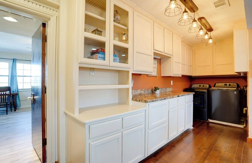 Dennis House | On-Site River Access: Fishing Retreat in Granbury!