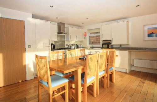 Winnard's Perch House | ON-SITE WATERSPORTS family lodge