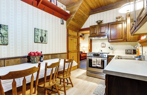 McClellandtown House | On-Site Winery & Historic Charm: Uniontown Escape