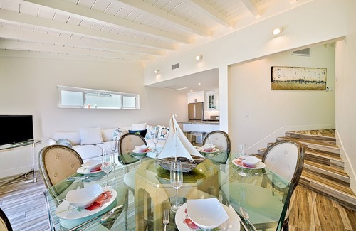 La Playa House | On The Beach Casita Book - beautiful Spanish 1 bedroom, with bay front access.