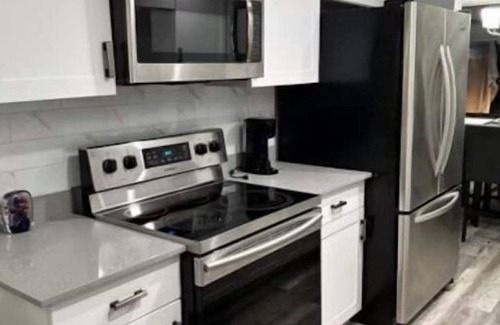 Lauderhill House | On the beautiful lake, it is close to the airport, malls,restaurants ,beach etc.