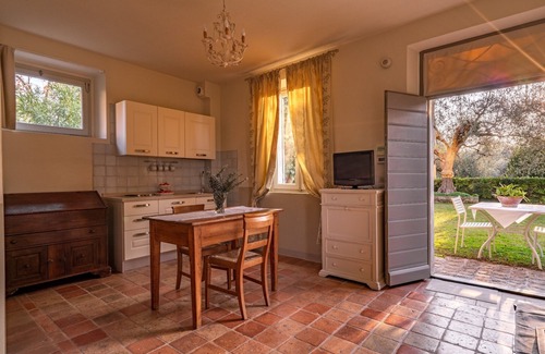 Santa Veneranda Apartment | On the ground floor of an old farmhouse, in the countryside with a swimming pool