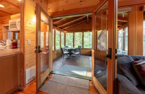 McKenzie Bridge Cabin | On the River Wooded Bliss Cabin near Loloma Lodge