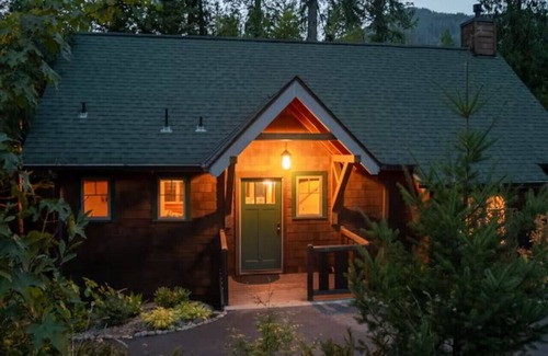 McKenzie Bridge Cabin | On the River Wooded Bliss Cabin near Loloma Lodge