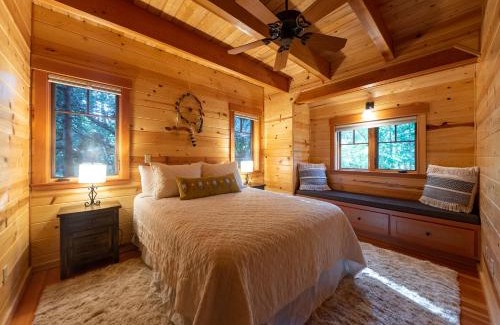McKenzie Bridge House | On the River Wooded Bliss Cabin near Loloma