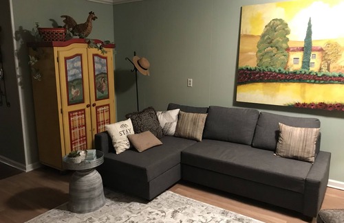 Elizabethtown Apartment | On The Square!