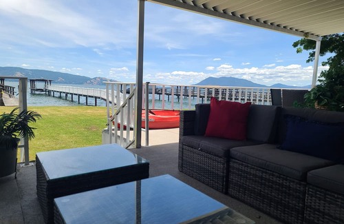 Lakeport House | On the water with Boatdock & Hot-tub, 14 guests at Lakeport