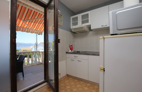 Slatine Apartment | One bedroom apartment with terrace and sea view Slatine, Čiovo (A-16131-b)