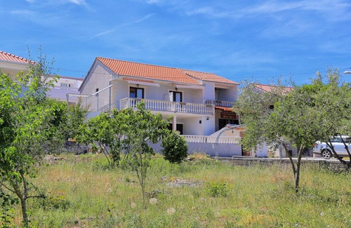 Slatine Apartment | One bedroom apartment with terrace and sea view Slatine, Čiovo (A-16131-b)