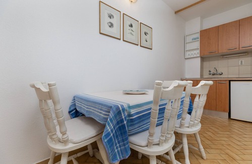 Tice Apartment | One bedroom apartment near beach Nemira, Omiš (A-2782-a)