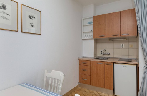 Tice Apartment | One bedroom apartment near beach Nemira, Omiš (A-2782-a)