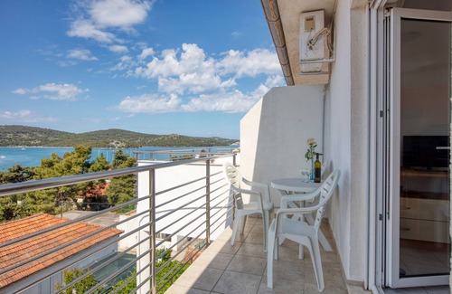 Tijesno Apartment | One bedroom apartment with balcony and sea view Tisno, Murter (A-4295-d)