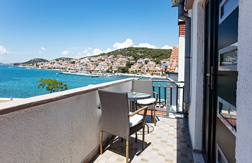 Tijesno Apartment | One bedroom apartment with balcony and sea view Tisno, Murter (A-815-e)