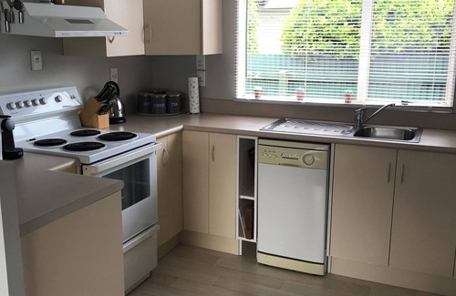 Invercargill Cottage | One Bedroom Cottage, Central to CBD, Park, Airport