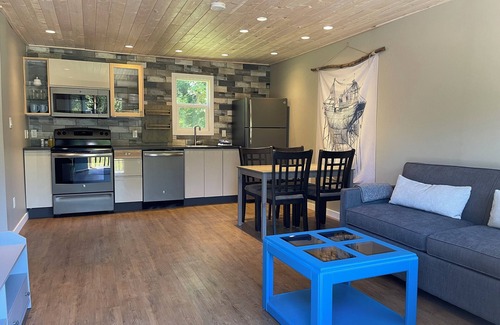 Sooke Cottage | One Bedroom Cottage on Waterfront Property with Beach Access - Sleeps 4