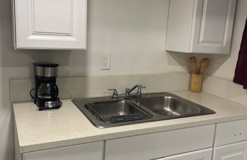 Florence-Graham House | One bedroom-house in south LosAngelesnNear So-Fi Stadium &105 fwy