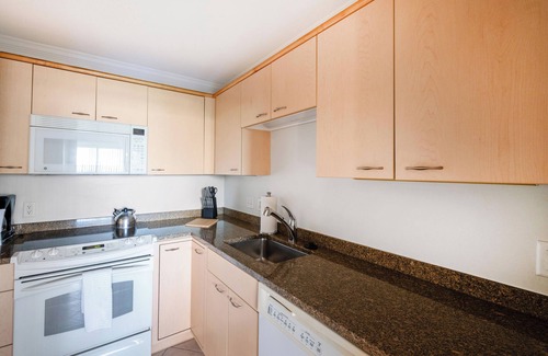 Fenway–Kenmore Apartment | One-Bedroom in Back Bay with Boston Skyline Views