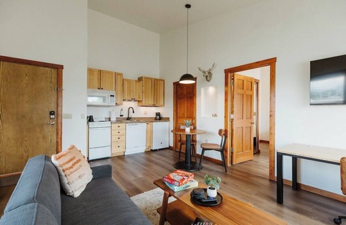 Kalispell Apartment | One-Bedroom King Deluxe Suite with Full Kitchen and Washer/Dryer in the Heart of Kalispell, MT