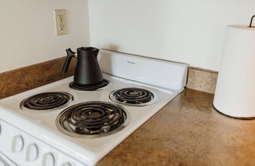 Kalispell Apartment | One-Bedroom King Deluxe Suite with Full Kitchen and Washer/Dryer in the Heart of Kalispell, MT