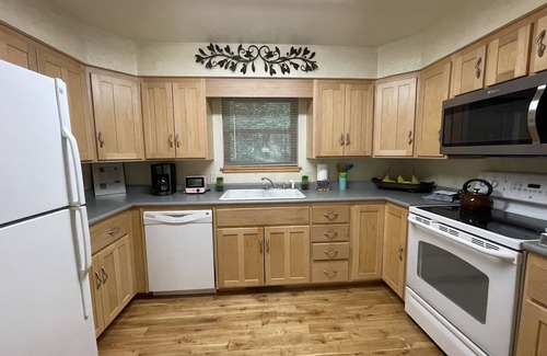 Mount Ida Cottage | One bedroom, one bath log-sided cottage with private hot tub on Lake Ouachita. by RedAwning