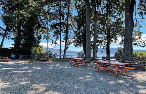 Sooke Cottage | One Bedroom Waterfront Cottage with Beach Access - Sleeps 4