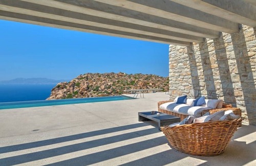 Milopotas Villa | One Br Private Honeymoon Peaceful Mylo Villa w/Living room Close to Mylopotas