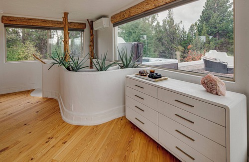 Bend House | One-Of-A-Kind Luxe Retreat 20 Acre Oasis/Ponds/Golf/Hot Tub/Near Town & Bachelor