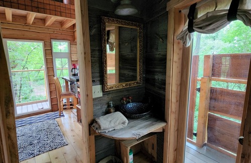 Belfast Cabin | One of a kind Treehouse on the Genesee River