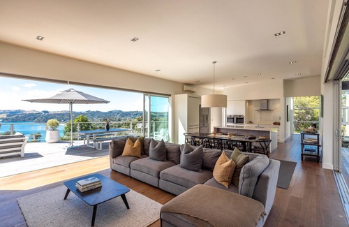Ostend House | ONETANGI LUXURY l Be My Guest Waiheke