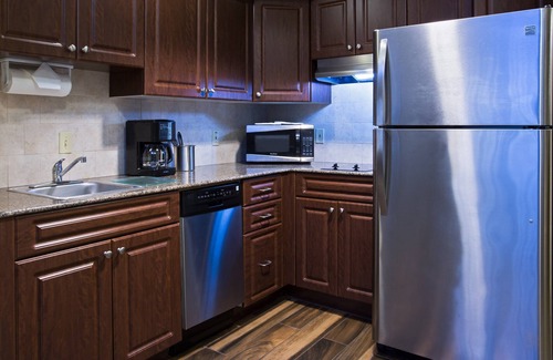 Airport North Condo | Only 1.5 Miles from Orlando International Airport + 24 Hour Fitness Center | 25 Minutes to Disney World