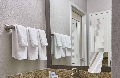 Morrisville Hotel | Only 10 Mins to Marbles Kids Museum! Pool, Pet-friendly, Free Shuttle Service!