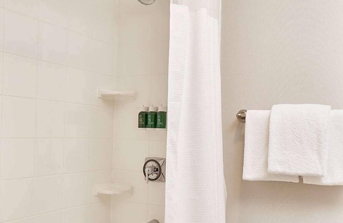 Morrisville Hotel | Only 10 Mins to Marbles Kids Museum! Pool, Pet-friendly, Free Shuttle Service!