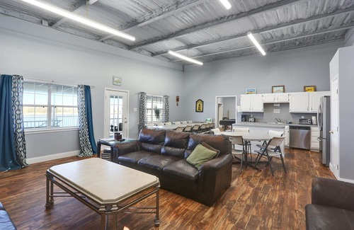 Lafitte House | Only 45 Minutes From Downtown New Orleans Is A Vacationers Bayou Paradise.