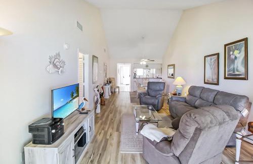 Plantation House | Open and airy 2 BR condo in Plantation Golf and Country Club