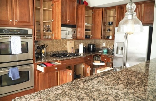 Urbana Condo | Open Floor Plan, Spa Tub, Chef’s Kitchen, King Bed,