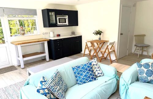 Hunston Apartment | Open Plan Dog Friendly Annexe Sleeping 2 I Near Local Beaches & Chichester with FREE Parking