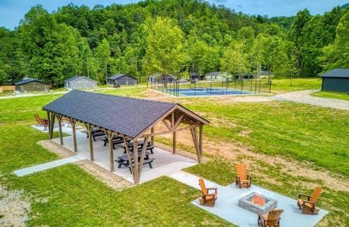 Cosby House | Open Sky Retreat, Pickleball Court, Creek, WIFI, Mountain Views, Starting at 79"